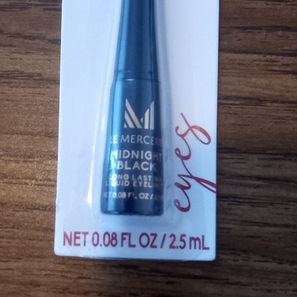 Le Mercerie long lasting eyeliner. Midnight black. .08 fl oz 2.5 ml - Picture 3 of 4